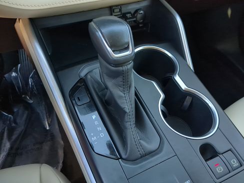 Used 2020 Toyota Highlander XLE image 25