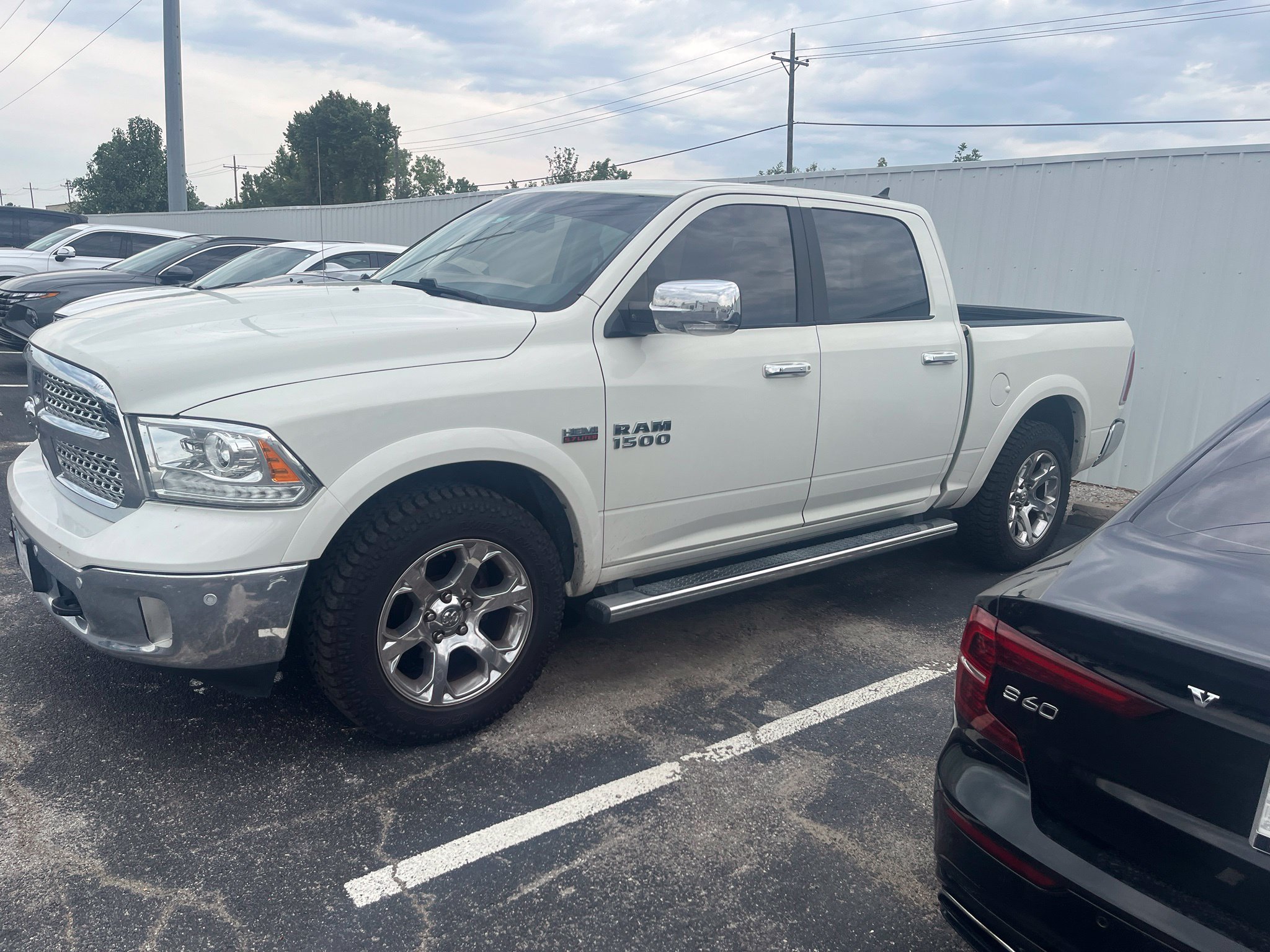 Used 2017 RAM 1500 Laramie w/ Convenience Group AWD/4WD image 4