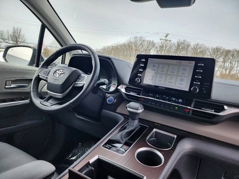 Used 2023 Toyota Sienna XLE image 13