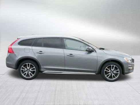 Used 2018 Volvo V60 T5 Cross Country w/ Convenience Package image 8