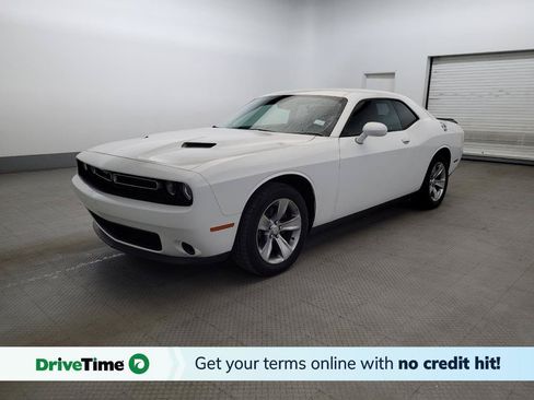 Used 2016 Dodge Challenger SXT RWD image 1