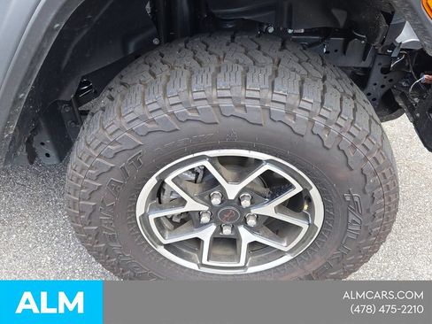 Used 2025 Jeep Gladiator Rubicon w/ Convenience Group AWD/4WD image 16
