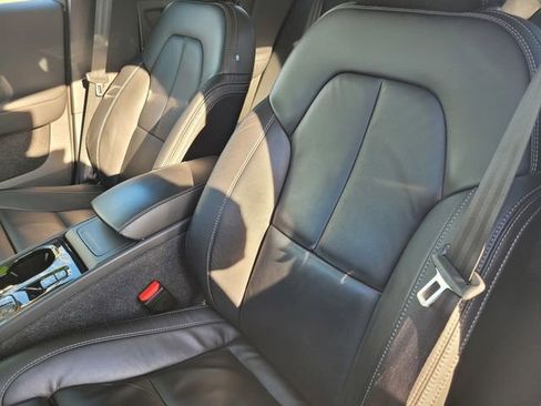 Used 2023 Volvo XC40 B5 Plus image 13