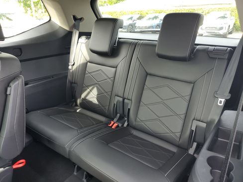 Used 2025 Volkswagen Atlas SE image 19