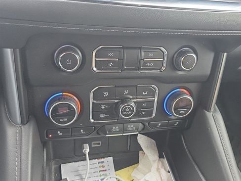 Used 2023 Chevrolet Suburban LT w/ Luxury Package image 11