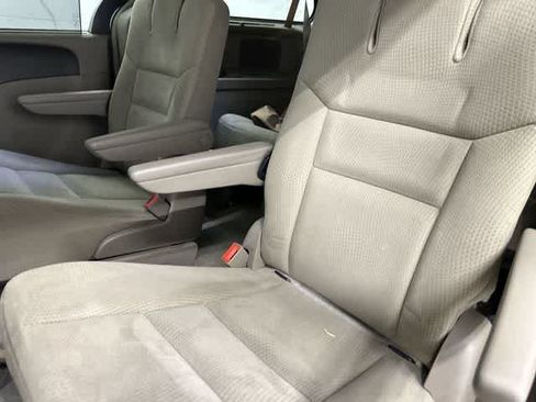 Used 2014 Chrysler Town & Country Touring FWD image 11