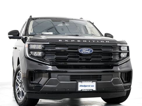 Used 2025 Ford Expedition Active AWD/4WD image 3