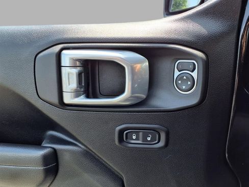 Used 2025 Jeep Wrangler Unlimited Rubicon AWD/4WD image 19