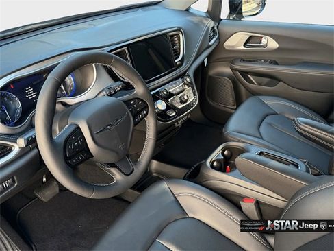 Used 2024 Chrysler Pacifica Touring-L w/ S Appearance Package image 11