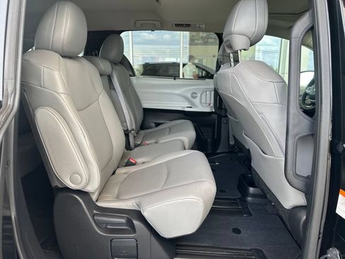 Certified 2025 Toyota Sienna XLE FWD image 16