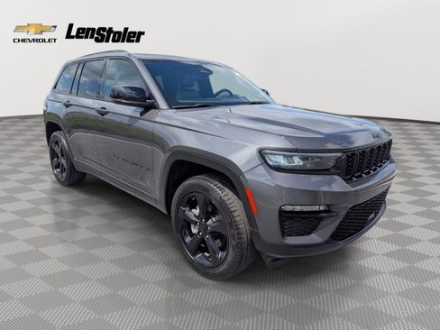 Used 2024 Jeep Grand Cherokee Limited w/ Black Appearance Package AWD/4WD image 7