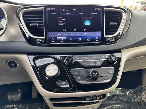 Certified 2023 Chrysler Pacifica Touring-L image 22