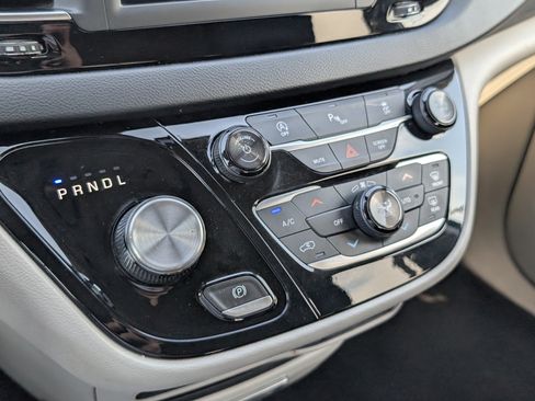 Used 2018 Chrysler Pacifica Touring-L FWD image 17