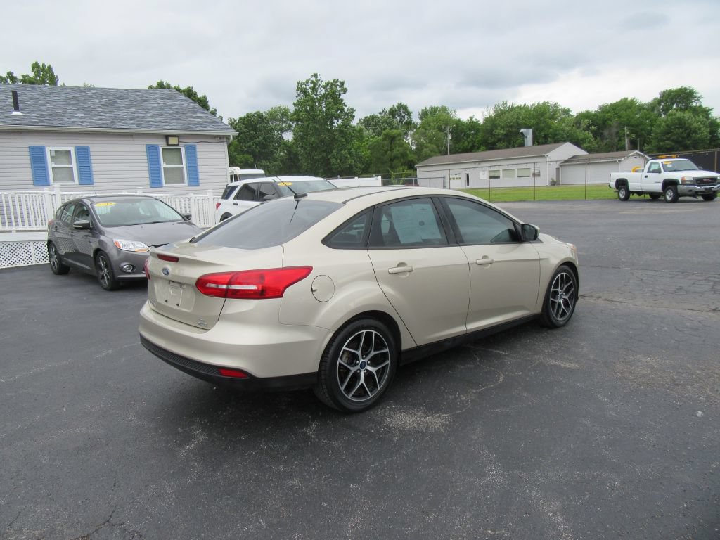 Used 2018 Ford Focus SE w/ SE Appearance Package FWD image 5