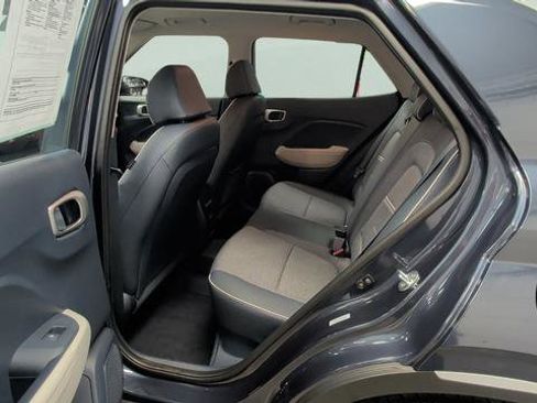 Used 2025 Hyundai Venue Limited FWD image 20
