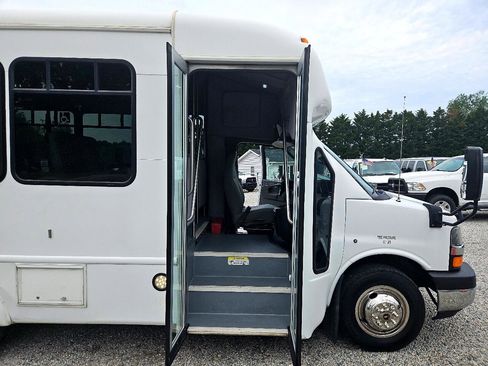 Used 2015 Chevrolet Express 3500 w/ Shuttle Bus Package image 23