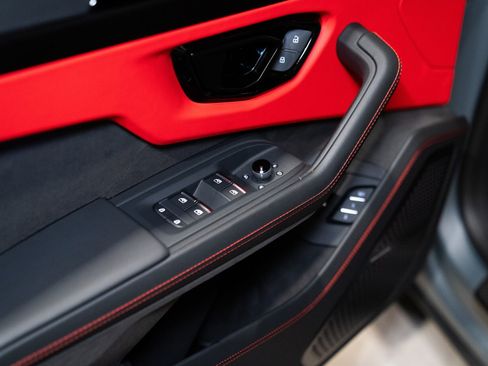Used 2025 Lamborghini Urus SE AWD/4WD image 20