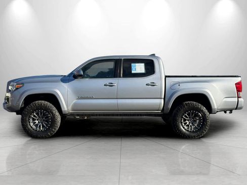 Used 2017 Toyota Tacoma TRD Sport w/ Tow Package (A/T) image 5