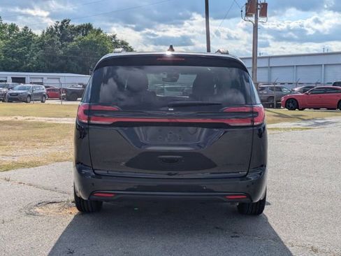 Used 2025 Chrysler Pacifica Limited FWD image 4