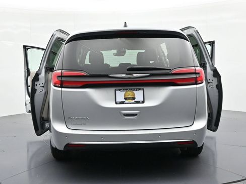 Used 2024 Chrysler Pacifica Touring-L FWD image 27