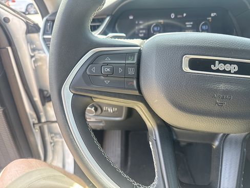 Used 2023 Jeep Grand Cherokee Laredo AWD/4WD image 18