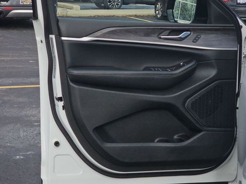 Used 2023 Jeep Grand Cherokee Limited image 27