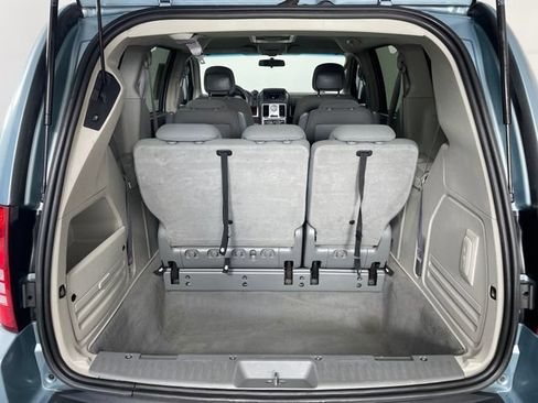Used 2010 Chrysler Town & Country Touring FWD image 15