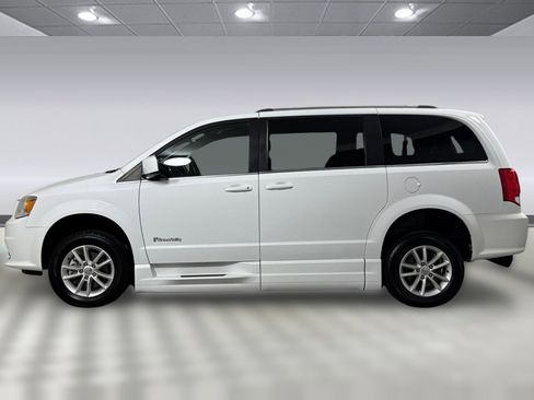 Used 2019 Dodge Grand Caravan SXT FWD image 2