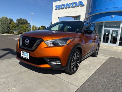 Used 2019 Nissan Kicks SR FWD image 16