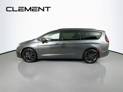 Used 2022 Chrysler Pacifica Limited w/ Uconnect Theater Family Group image 4