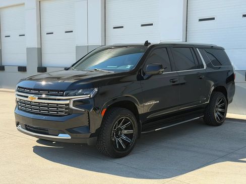 Used 2021 Chevrolet Suburban LT w/ LT Signature Package AWD/4WD image 2