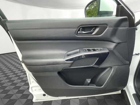 Used 2025 Nissan Pathfinder SV AWD/4WD image 18