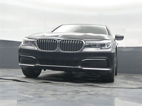 Used 2019 BMW 740i w/ Executive Package image 44