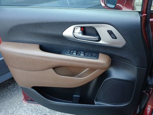 Used 2021 Chrysler Pacifica Limited AWD/4WD image 25