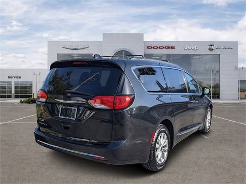 Used 2017 Chrysler Pacifica Touring-L image 3