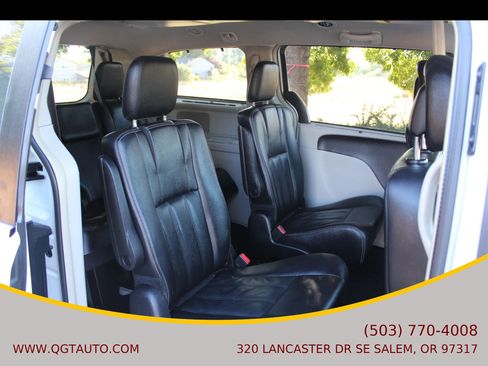 Used 2016 Chrysler Town & Country Touring w/ Driver Convenience Group FWD image 18