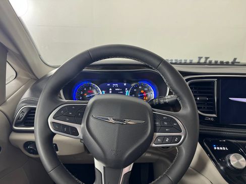 Used 2024 Chrysler Pacifica Limited FWD image 14