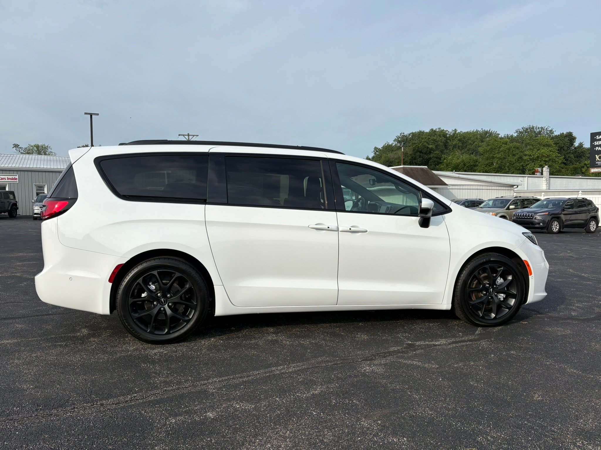 Used 2023 Chrysler Pacifica Touring-L w/ S Appearance Package FWD image 13