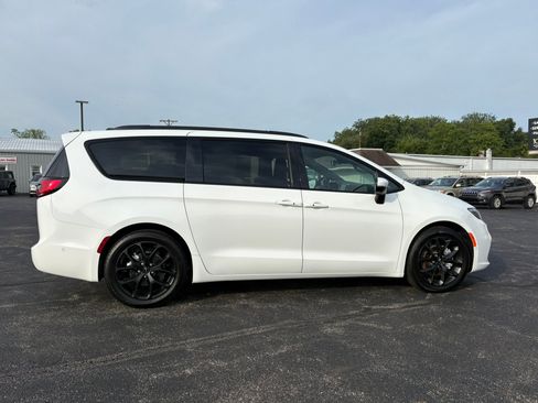Used 2023 Chrysler Pacifica Touring-L w/ S Appearance Package FWD image 13
