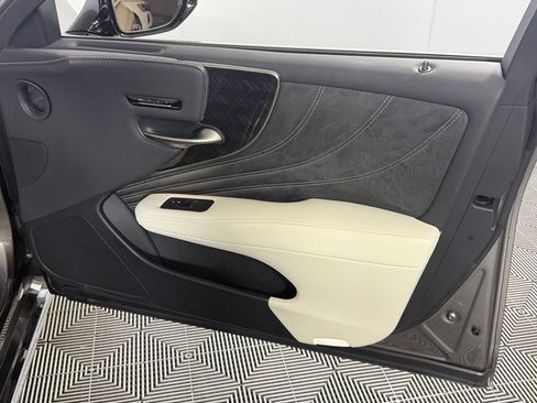 Used 2023 Lexus LS 500 w/ Interior Upgrade Package RWD image 32