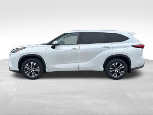 Used 2022 Toyota Highlander XLE AWD/4WD image 2