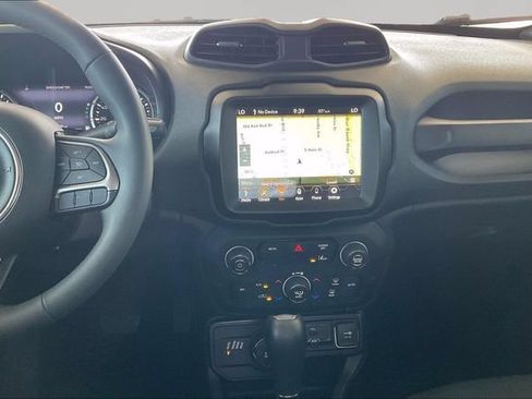 Used 2022 Jeep Renegade Latitude AWD/4WD image 9