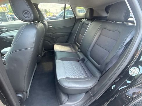 Used 2025 Chevrolet Trax LT FWD image 12