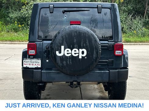 Used 2018 Jeep Wrangler Unlimited Sahara w/ Dual Top Group AWD/4WD image 4