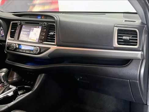 Used 2019 Toyota Highlander SE image 20