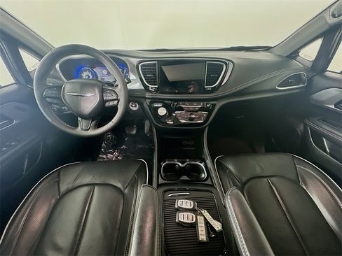 Used 2025 Chrysler Pacifica Limited image 10