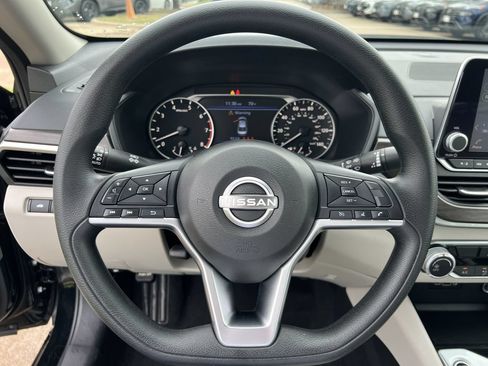 Used 2024 Nissan Altima 2.5 SV FWD image 9