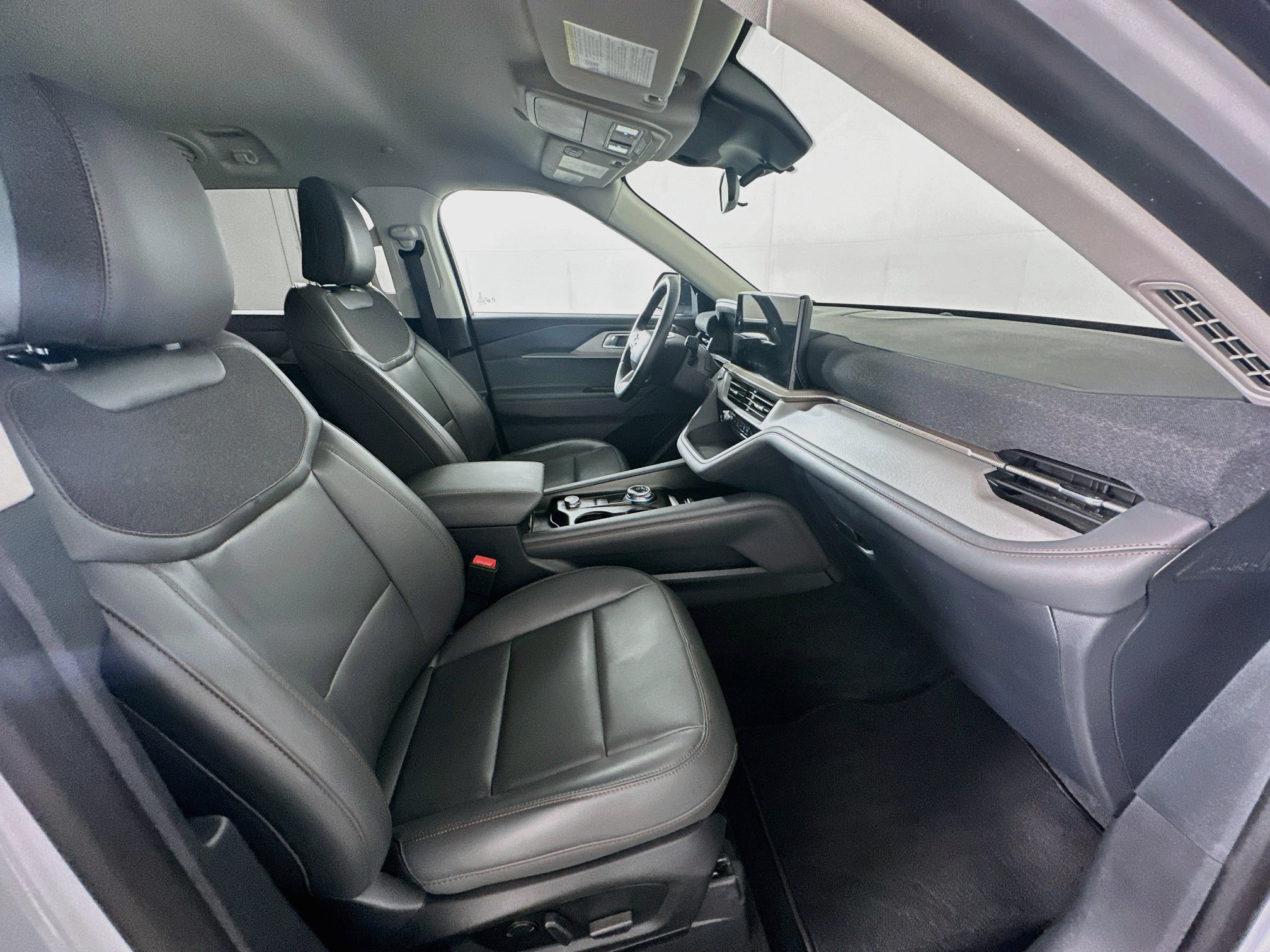 Used 2025 Ford Explorer Active w/ Active Comfort Package RWD image 31