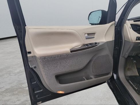 Used 2015 Toyota Sienna XLE w/ XLE Navigation Package image 12