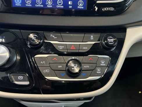 Used 2017 Chrysler Pacifica Touring-L w/ Tire & Wheel Group image 17